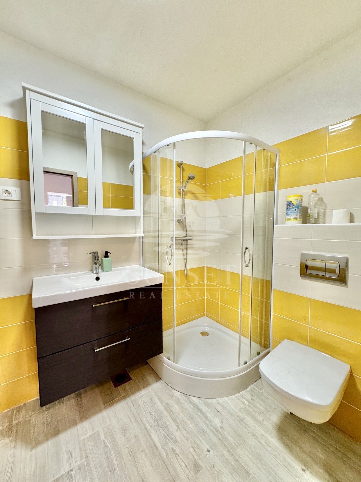 ŠARMANTNA ISTRSKA HIŠA Z DVEMA LOČENIMA BIVALNIMA ENOTAMA IN DVORIŠČEM