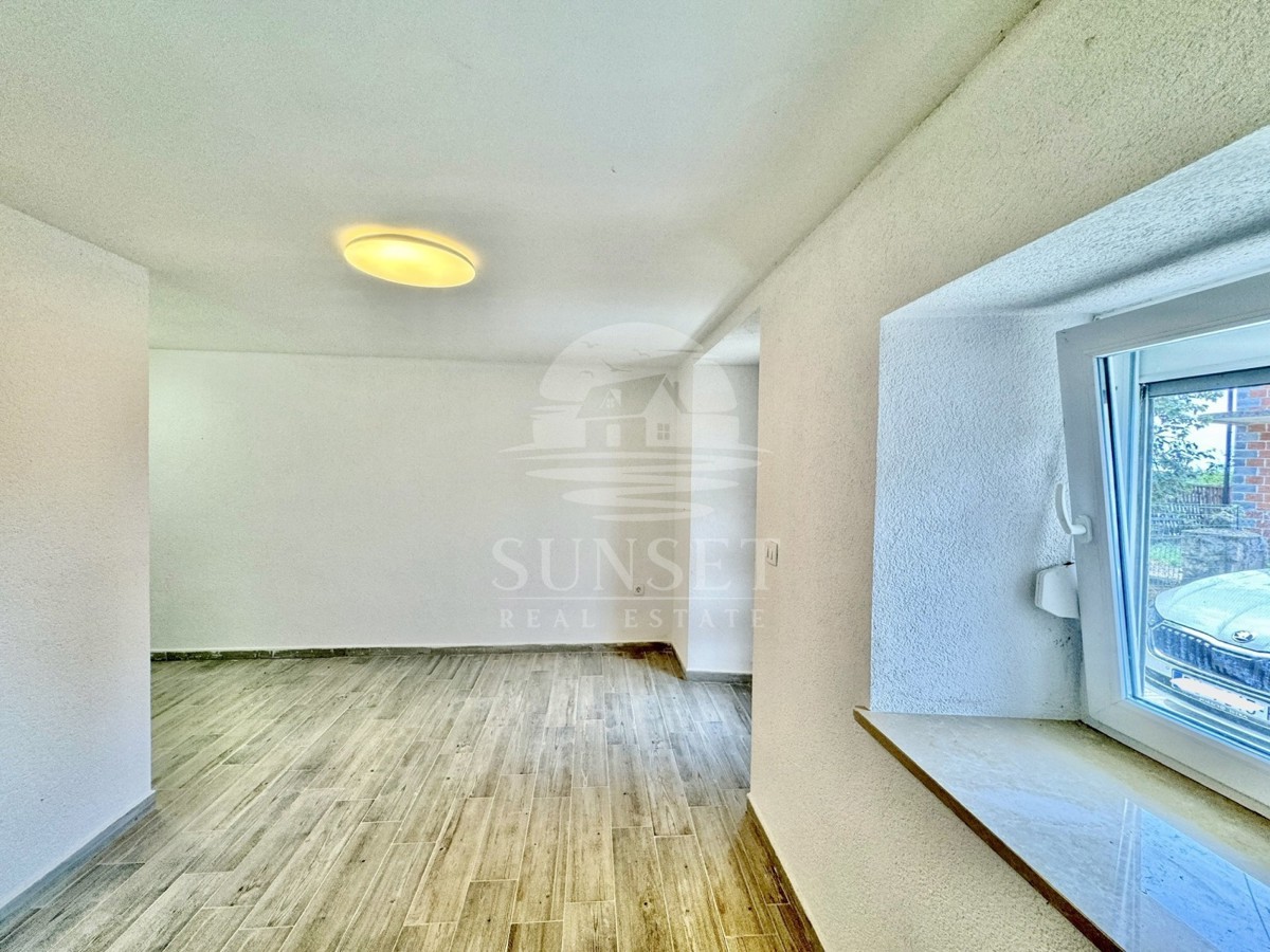 ŠARMANTNA ISTRSKA HIŠA Z DVEMA LOČENIMA BIVALNIMA ENOTAMA IN DVORIŠČEM