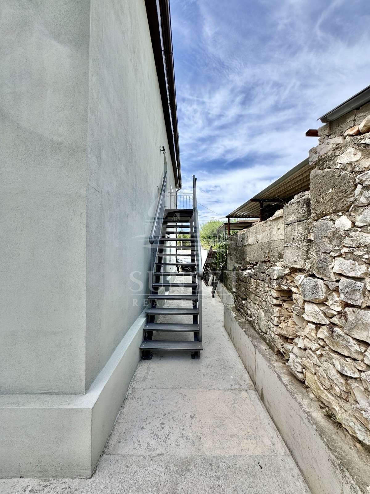 ŠARMANTNA ISTRSKA HIŠA Z DVEMA LOČENIMA BIVALNIMA ENOTAMA IN DVORIŠČEM