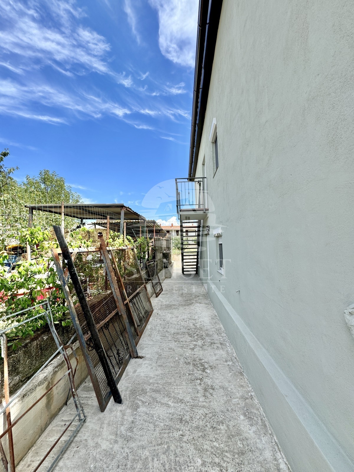 ŠARMANTNA ISTRSKA HIŠA Z DVEMA LOČENIMA BIVALNIMA ENOTAMA IN DVORIŠČEM