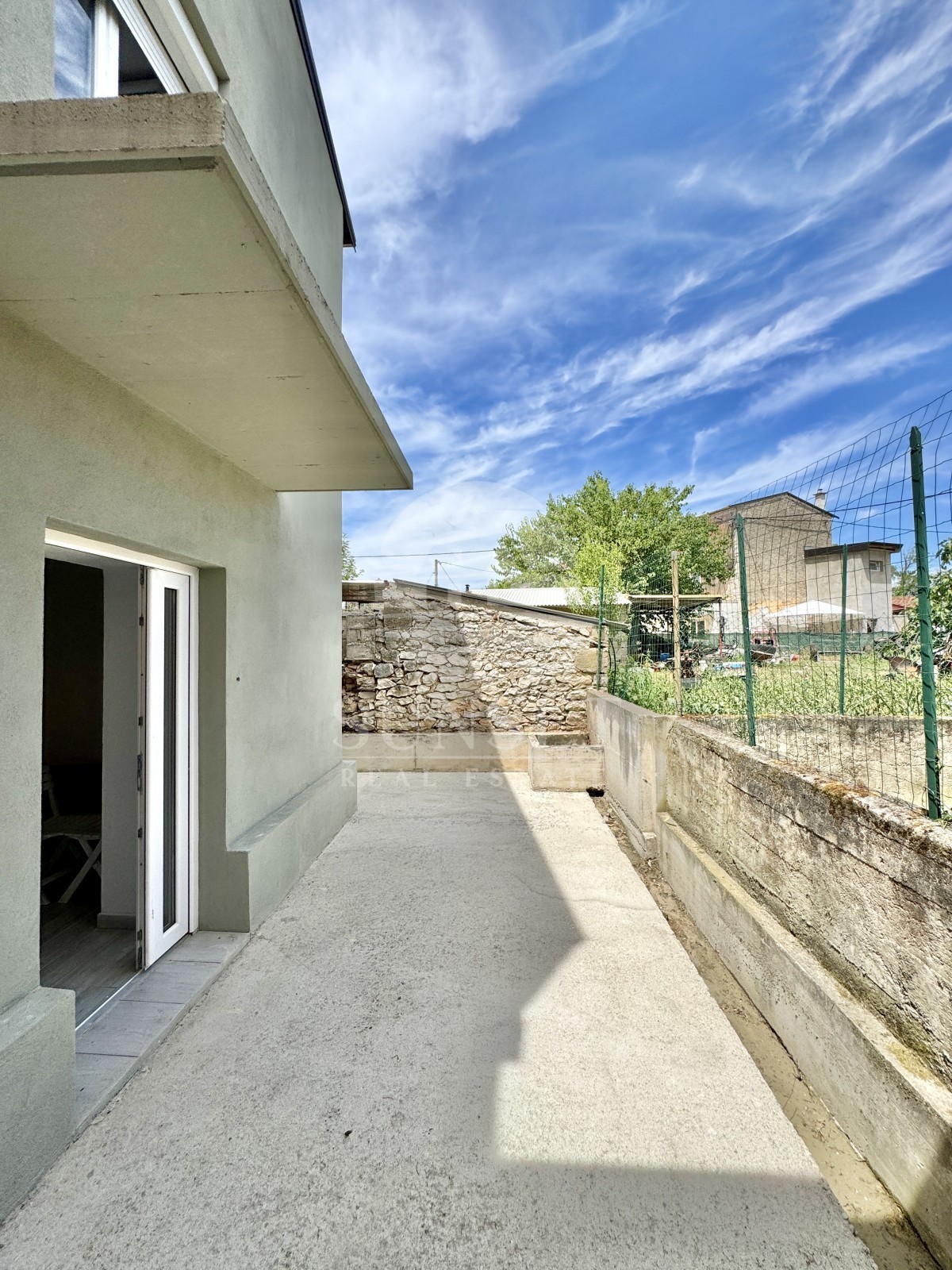 ŠARMANTNA ISTRSKA HIŠA Z DVEMA LOČENIMA BIVALNIMA ENOTAMA IN DVORIŠČEM