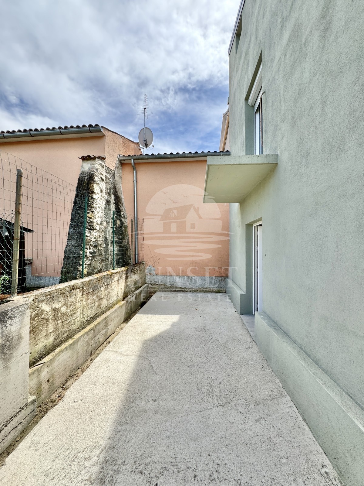 ŠARMANTNA ISTRSKA HIŠA Z DVEMA LOČENIMA BIVALNIMA ENOTAMA IN DVORIŠČEM