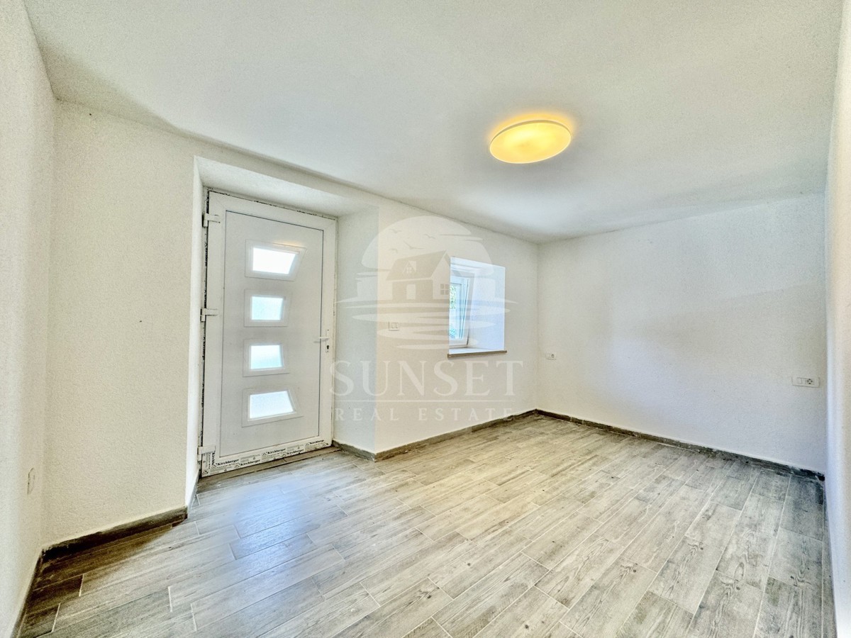 ŠARMANTNA ISTRSKA HIŠA Z DVEMA LOČENIMA BIVALNIMA ENOTAMA IN DVORIŠČEM