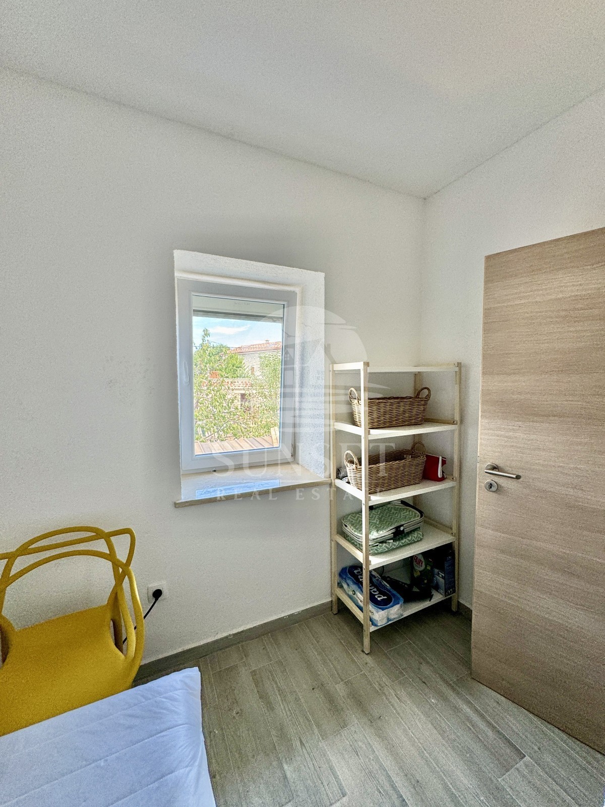 ŠARMANTNA ISTRSKA HIŠA Z DVEMA LOČENIMA BIVALNIMA ENOTAMA IN DVORIŠČEM