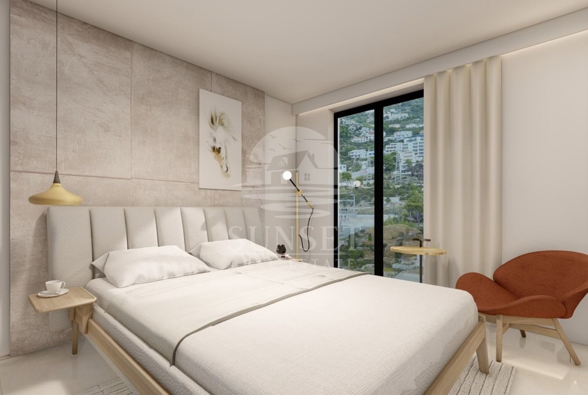 MAKARSKA - ENOSOBNO STANOVANJE Z BALKONOM/LOŽO NA PRIVLAČNI LOKACIJI
