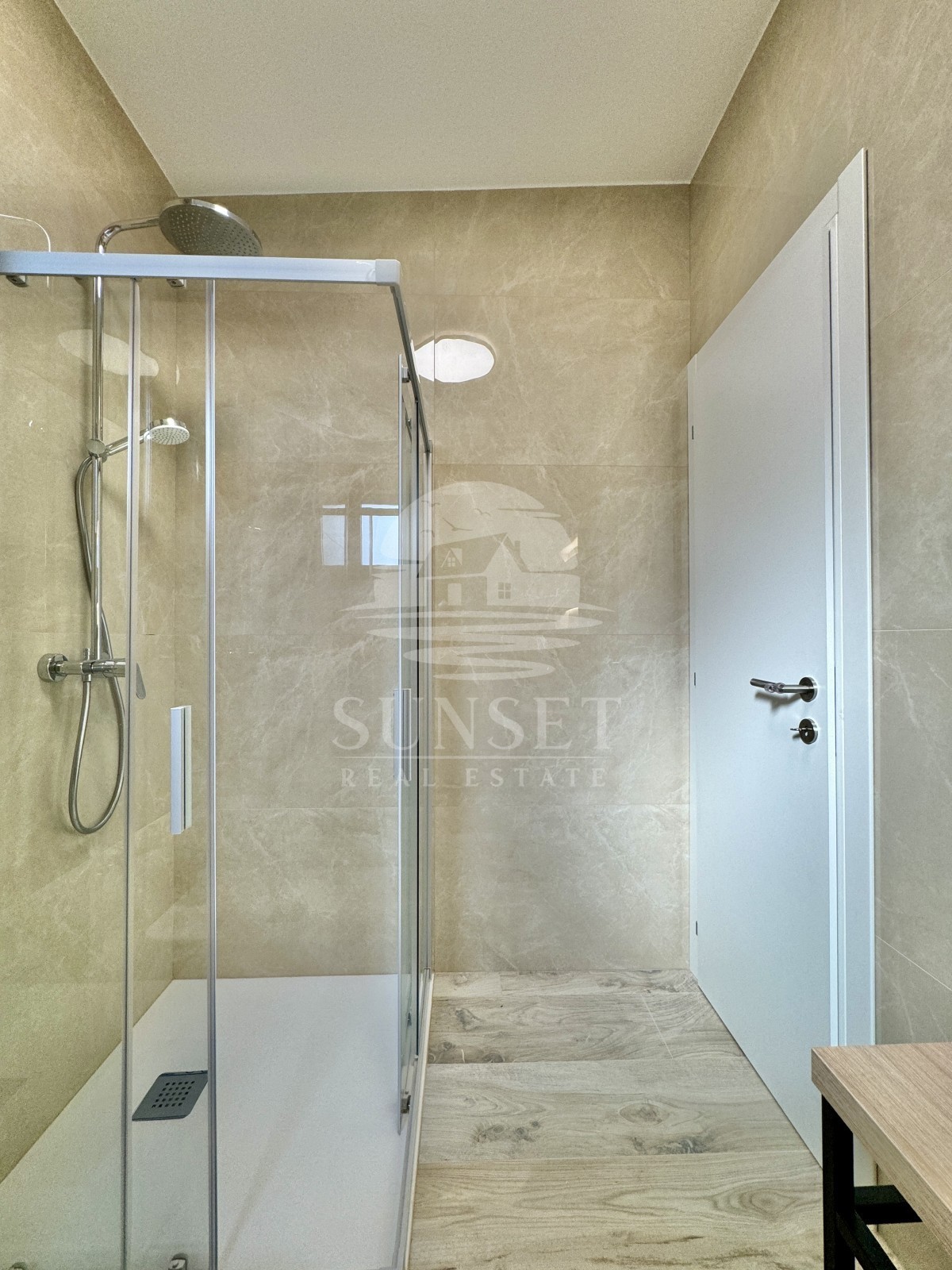 SODOBEN APARTMA LE 300 METROV OD MORJA (E3)