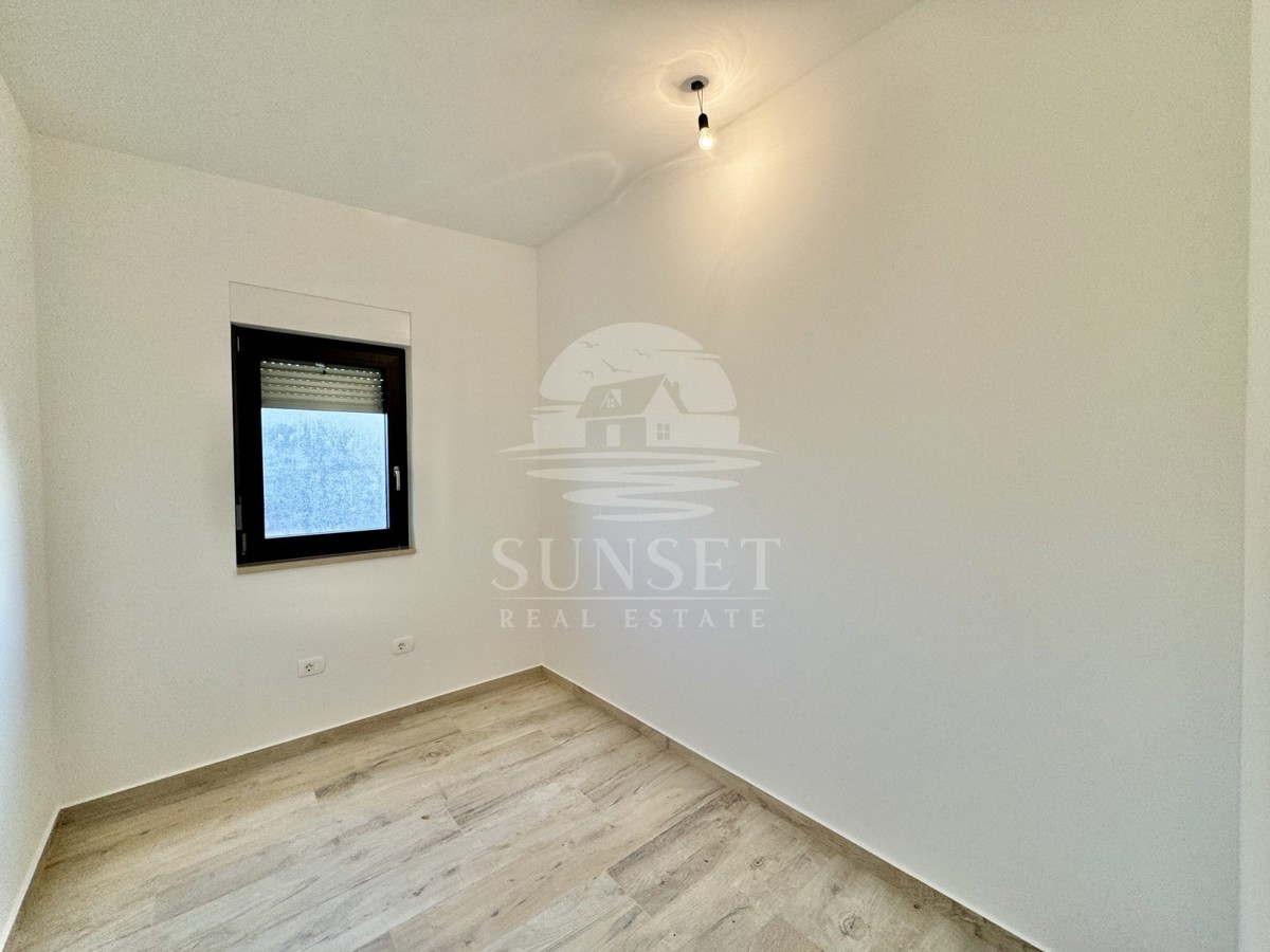 SODOBEN APARTMA LE 300 METROV OD MORJA (E3)