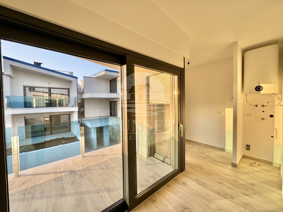 SODOBEN APARTMA LE 300 METROV OD MORJA (E3)