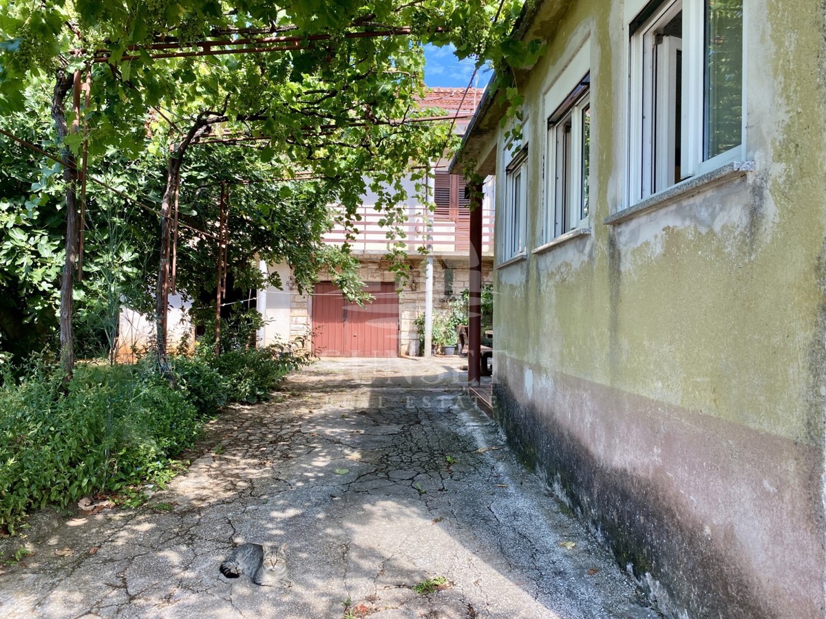OKOLICA NOVIGRADA - HIŠA NA IZJEMNI LOKACIJI PRVA VRSTA DO MORJA