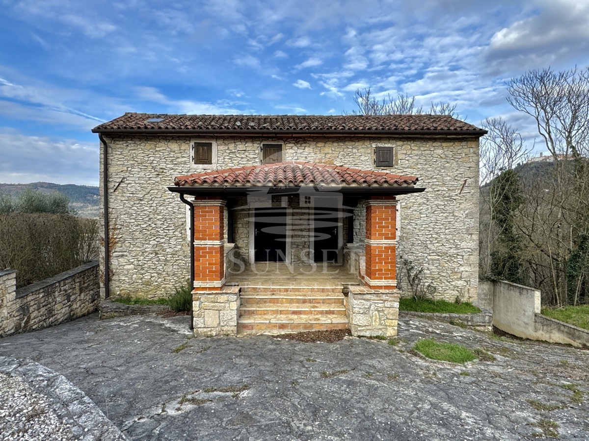 HIŠA S ČUDOVITIM POGLEDOM NA MOTOVUN IN OKOLIŠKE VINOGRADOVE