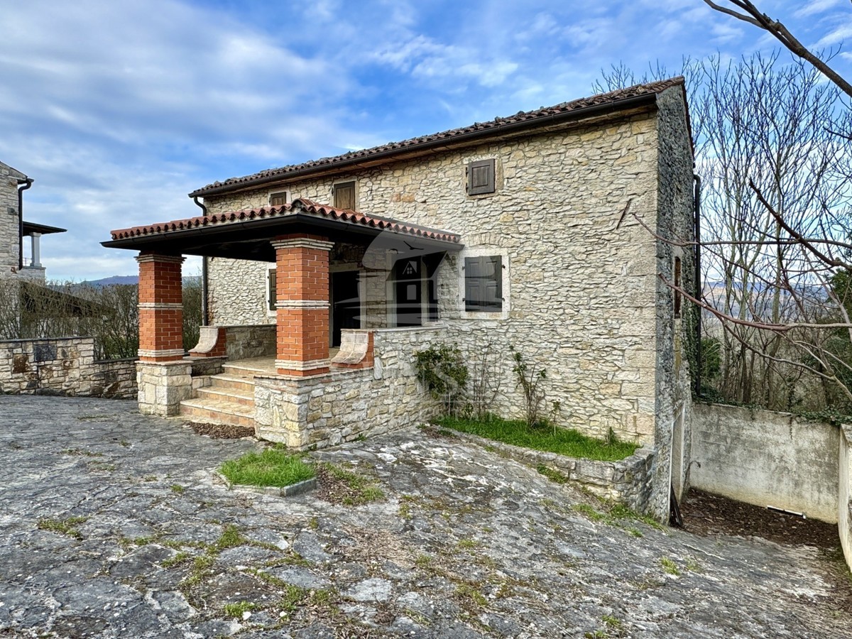 HIŠA S ČUDOVITIM POGLEDOM NA MOTOVUN IN OKOLIŠKE VINOGRADOVE