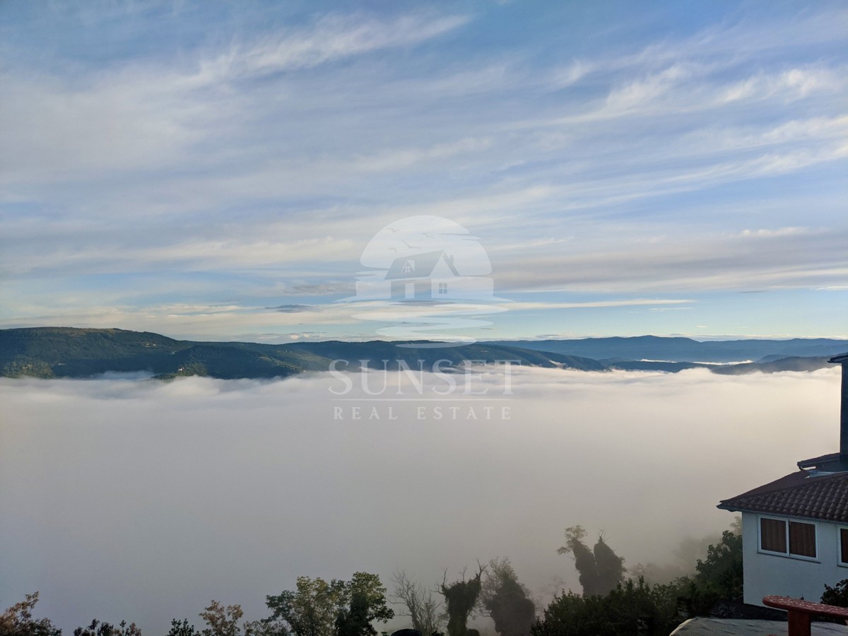 HIŠA NAPRODAJ V SLIKOVITEM MOTOVUNU S PANORAMSKIM RAZGLEDOM