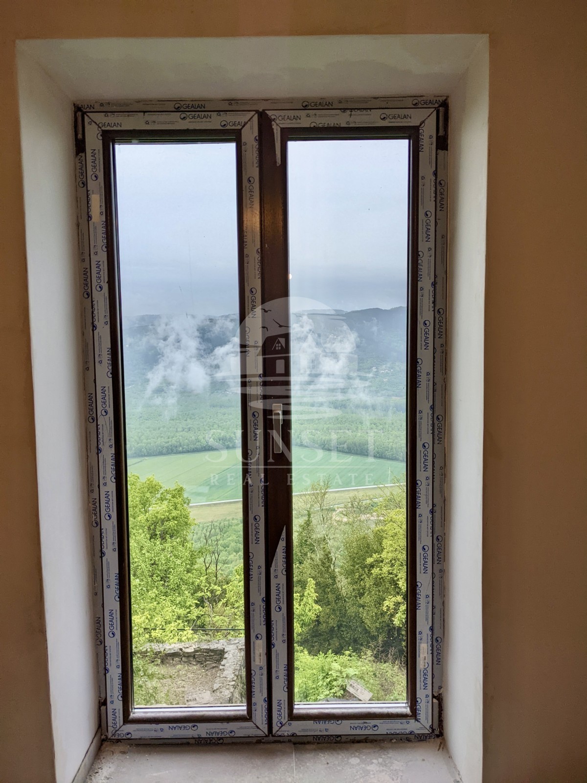 HIŠA NAPRODAJ V SLIKOVITEM MOTOVUNU S PANORAMSKIM RAZGLEDOM
