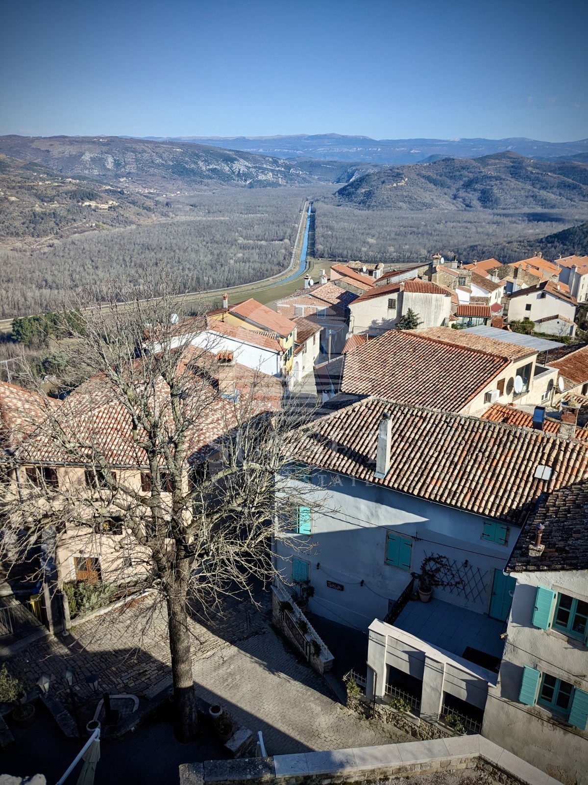 HIŠA NAPRODAJ V SLIKOVITEM MOTOVUNU S PANORAMSKIM RAZGLEDOM