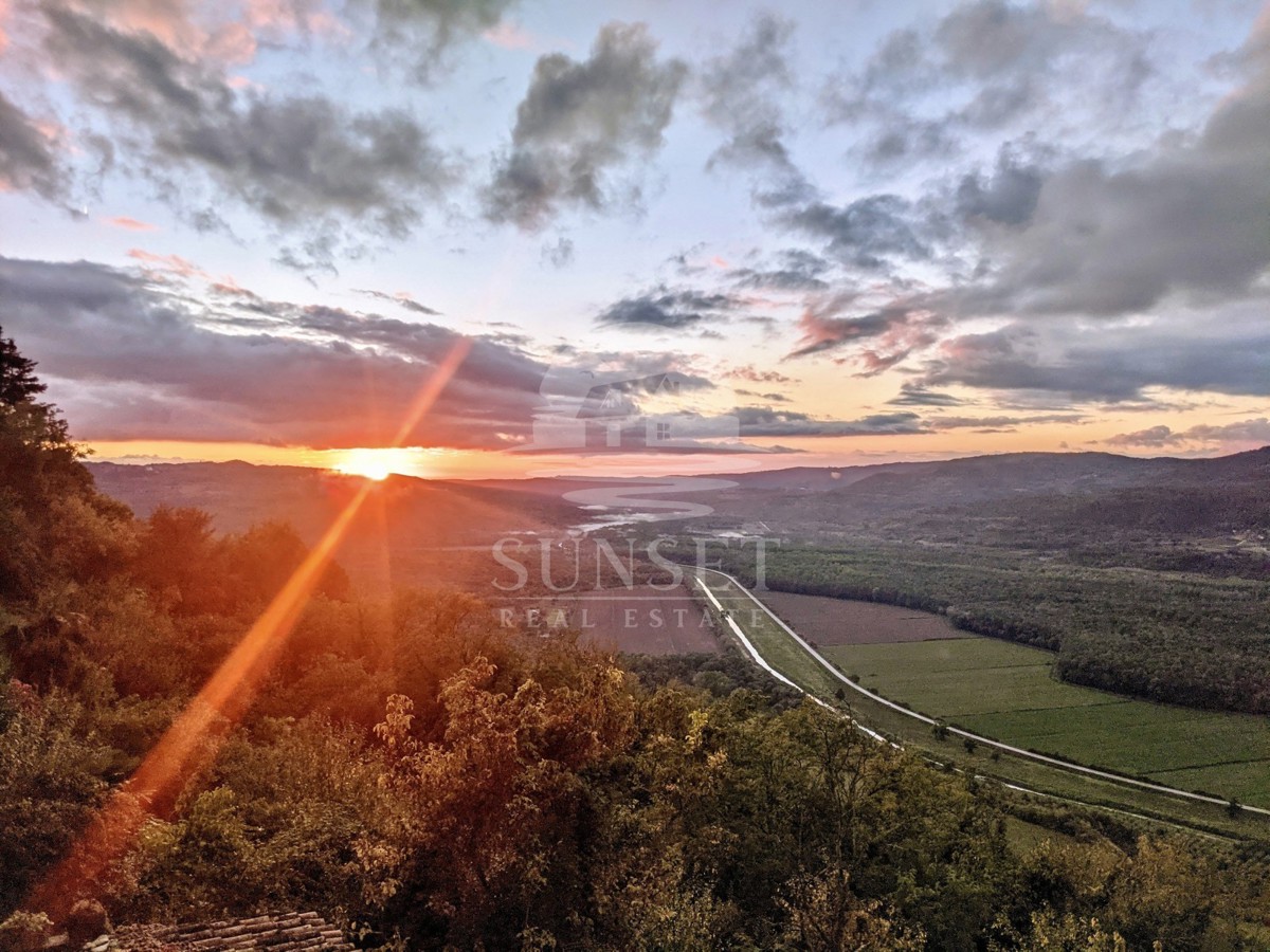 HIŠA NAPRODAJ V SLIKOVITEM MOTOVUNU S PANORAMSKIM RAZGLEDOM