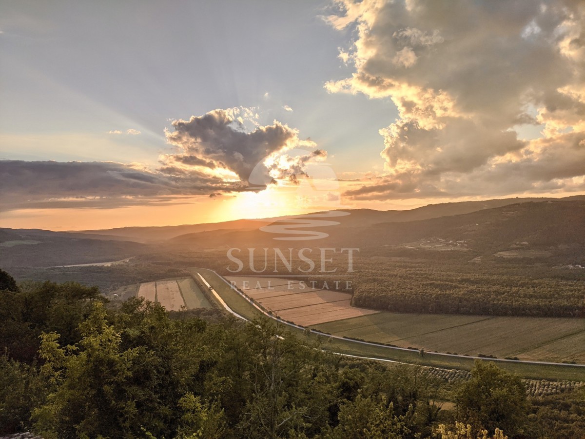 HIŠA NAPRODAJ V SLIKOVITEM MOTOVUNU S PANORAMSKIM RAZGLEDOM