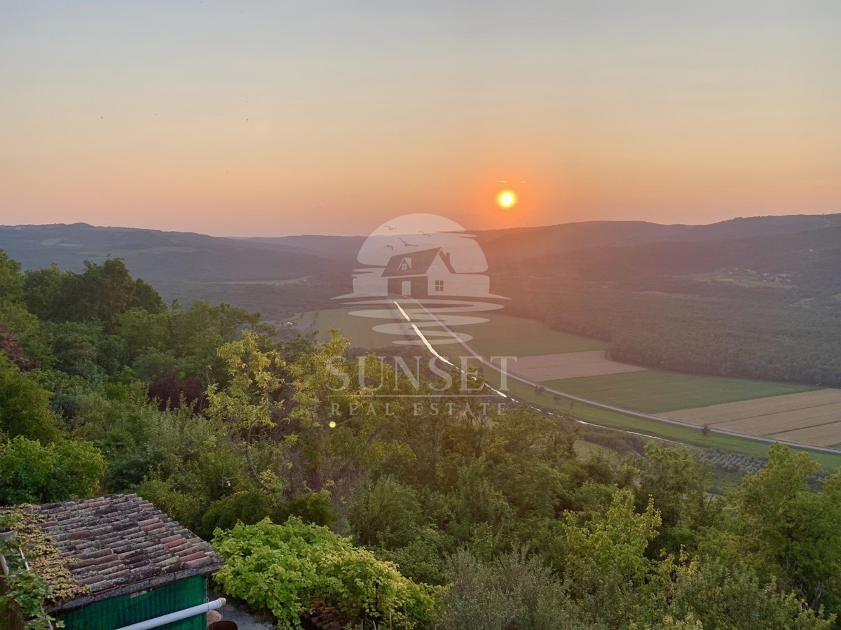 HIŠA NAPRODAJ V SLIKOVITEM MOTOVUNU S PANORAMSKIM RAZGLEDOM