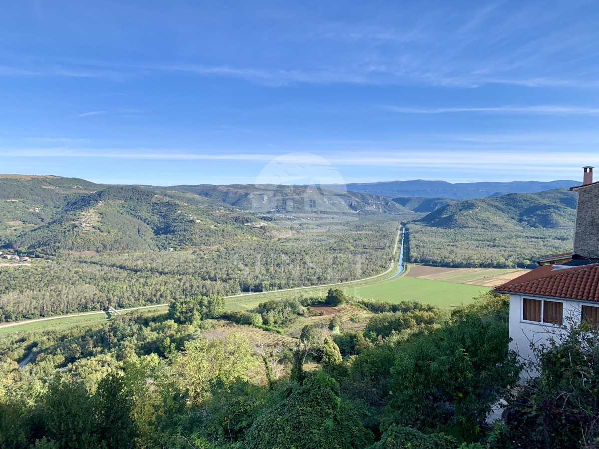 HIŠA NAPRODAJ V SLIKOVITEM MOTOVUNU S PANORAMSKIM RAZGLEDOM