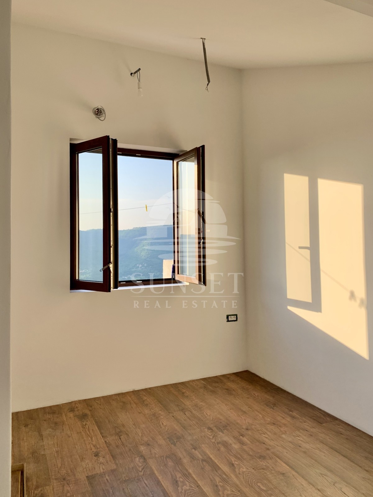 HIŠA NAPRODAJ V SLIKOVITEM MOTOVUNU S PANORAMSKIM RAZGLEDOM