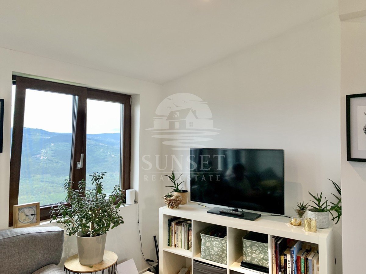 HIŠA NAPRODAJ V SLIKOVITEM MOTOVUNU S PANORAMSKIM RAZGLEDOM