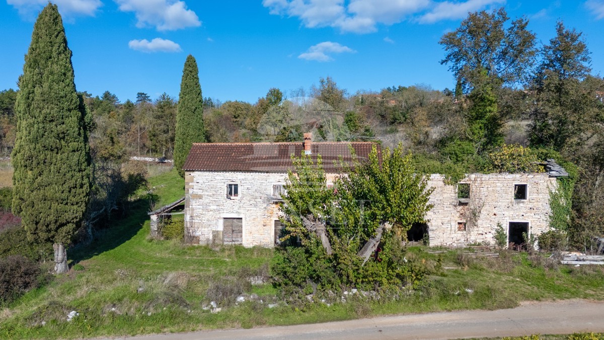 HIŠA V MIRNEM OKOLJU S ČUDOVITIM ODPRTIM RAZGLEDOM NA OPRTNI