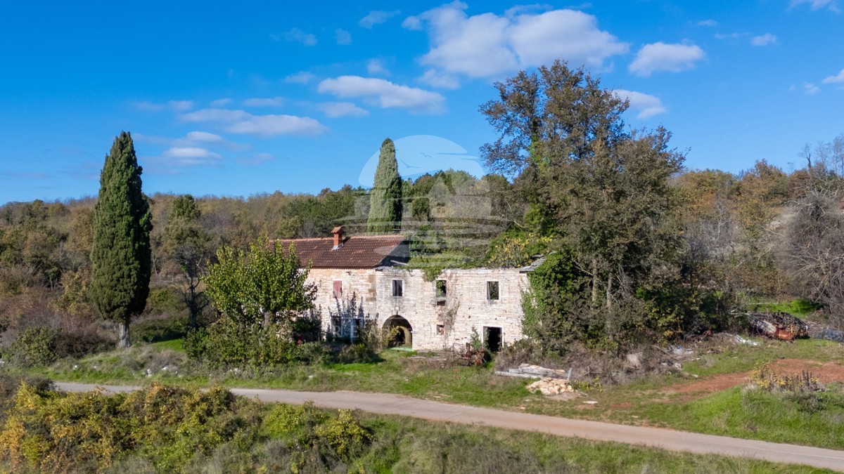 HIŠA V MIRNEM OKOLJU S ČUDOVITIM ODPRTIM RAZGLEDOM NA OPRTNI