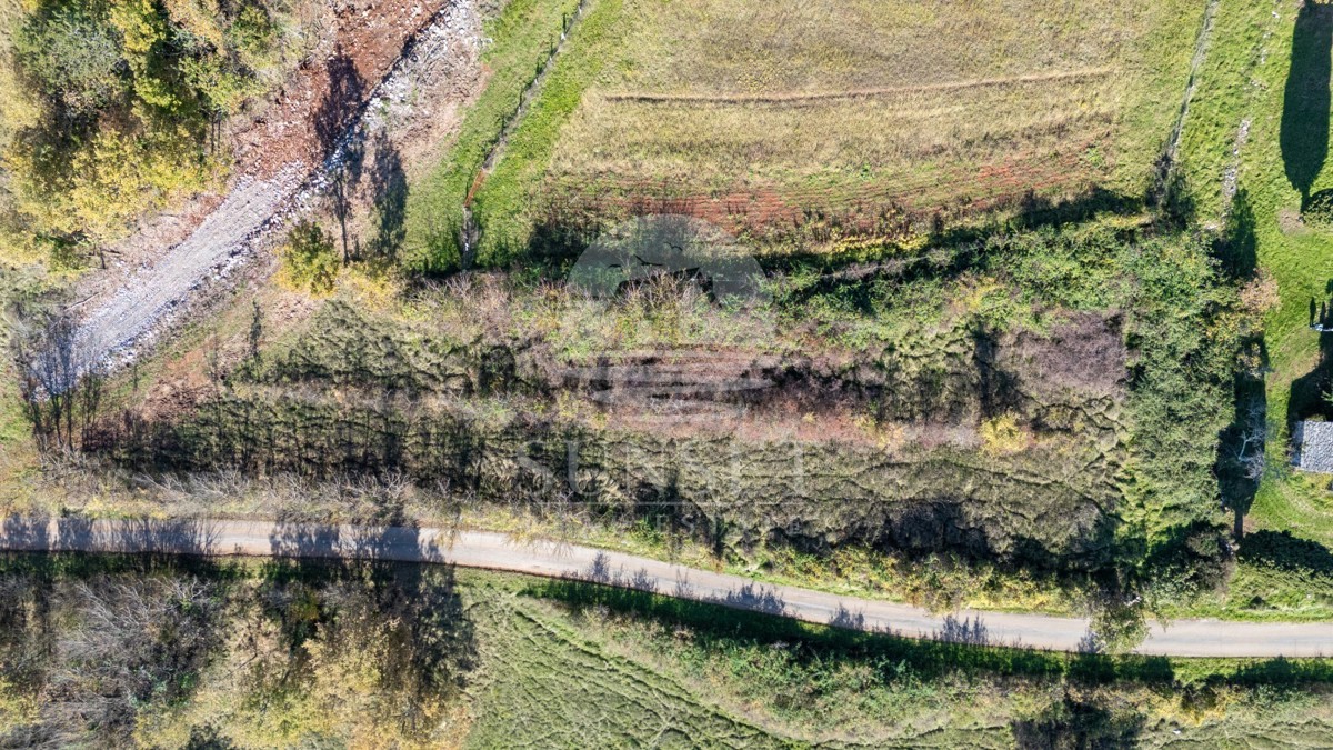 HIŠA V MIRNEM OKOLJU S ČUDOVITIM ODPRTIM RAZGLEDOM NA OPRTNI