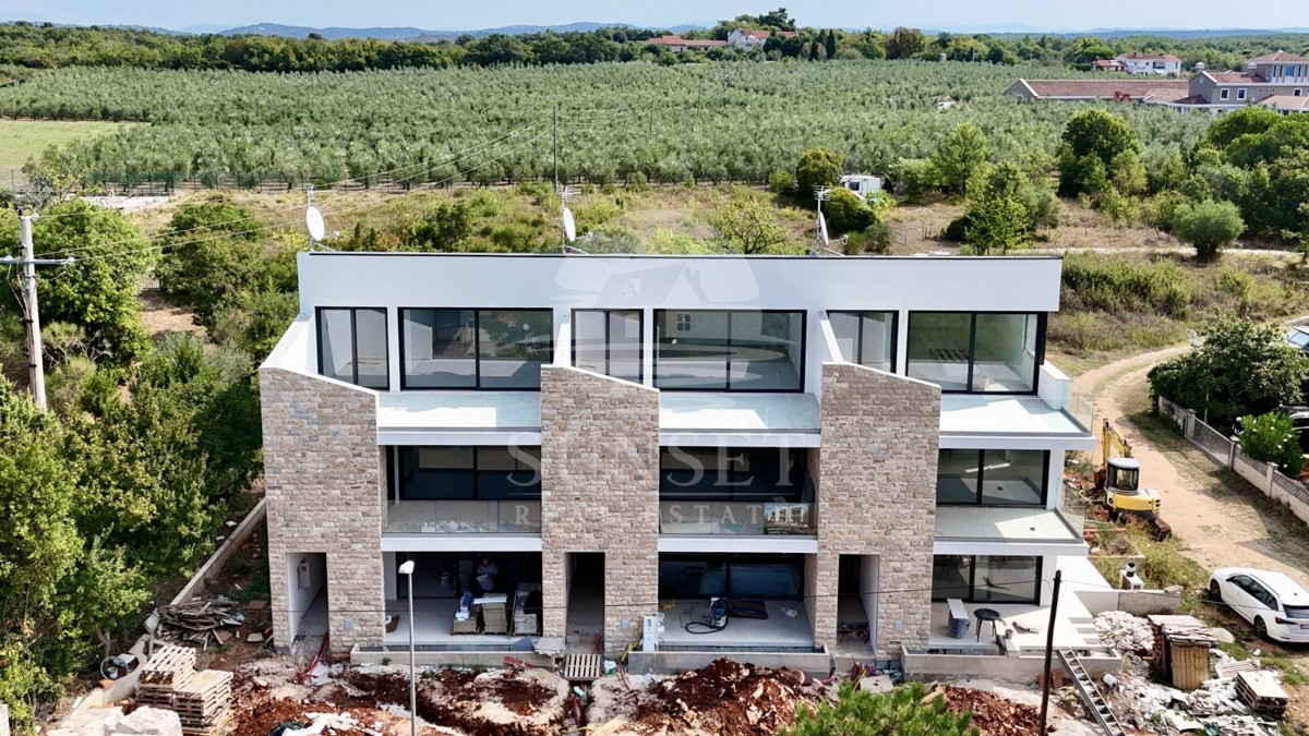PROSTORNO DVOETAŽNO STANOVANJE S ČUDOVITIM POGLEDOM NA MORJE