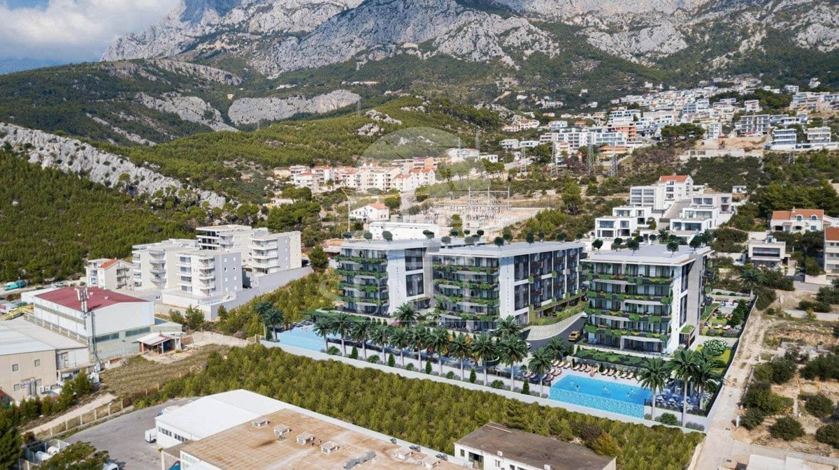 MAKARSKA - DVOSOBNO STANOVANJE Z BALKONOM/LOŽO NA PRIVLAČNI LOKACIJI