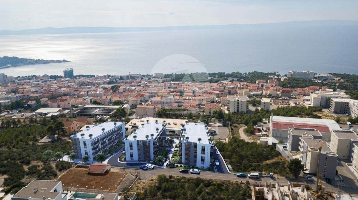 MAKARSKA - DVOSOBNO STANOVANJE Z BALKONOM/LOŽO NA PRIVLAČNI LOKACIJI