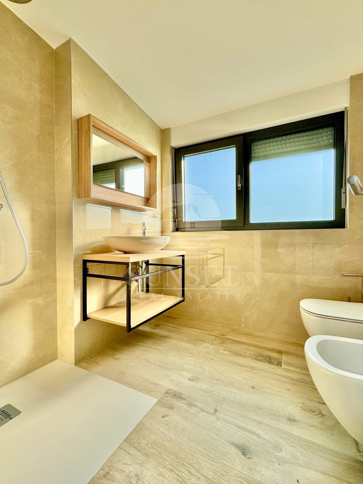 MODERNO STANOVANJE LE 300 METROV OD MORA (E4)