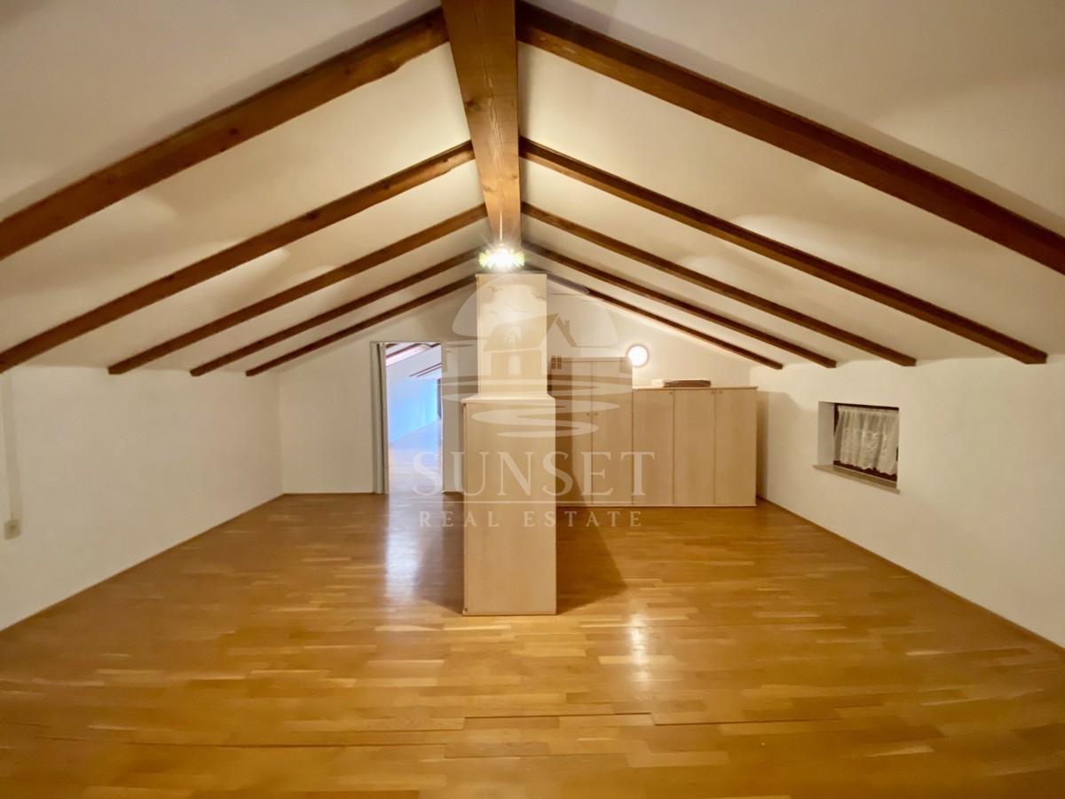 PROSTRANA HIŠA Z VELIKIM DVORIŠČEM 600M2 V OKOLICI NOVIGRADA