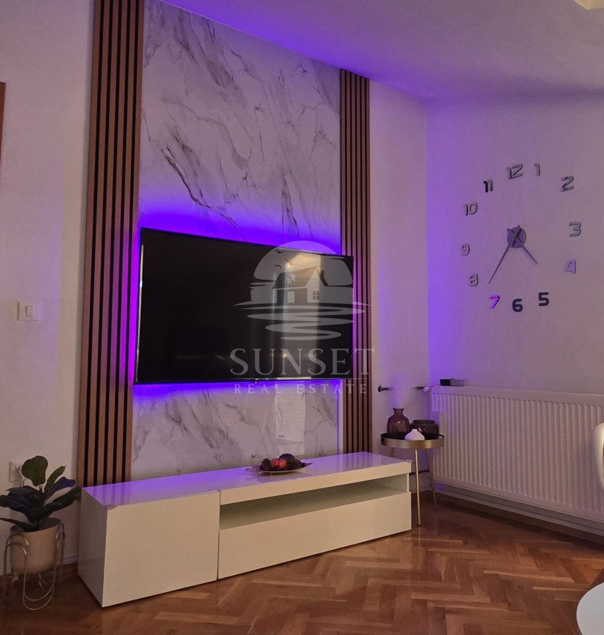 OKOLICA ROVINJA – STANOVANJE S PROSTORNO TERASO IN DVEMA PARKIRNIMA MESTOMA