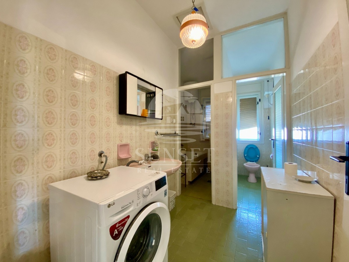 SAMOSTOJNA HIŠA LE 300 METROV OD PLAŽE