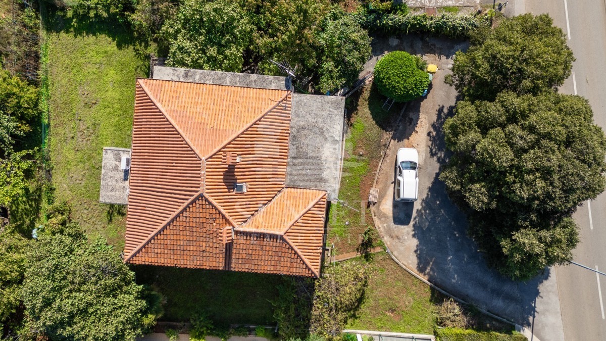 SAMOSTOJNA HIŠA LE 300 METROV OD PLAŽE