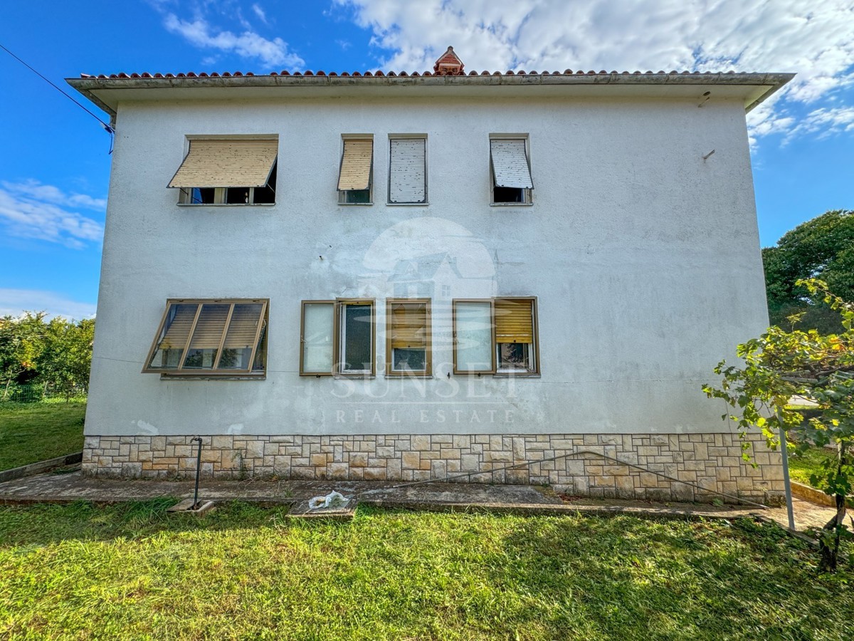 SAMOSTOJNA HIŠA LE 300 METROV OD PLAŽE