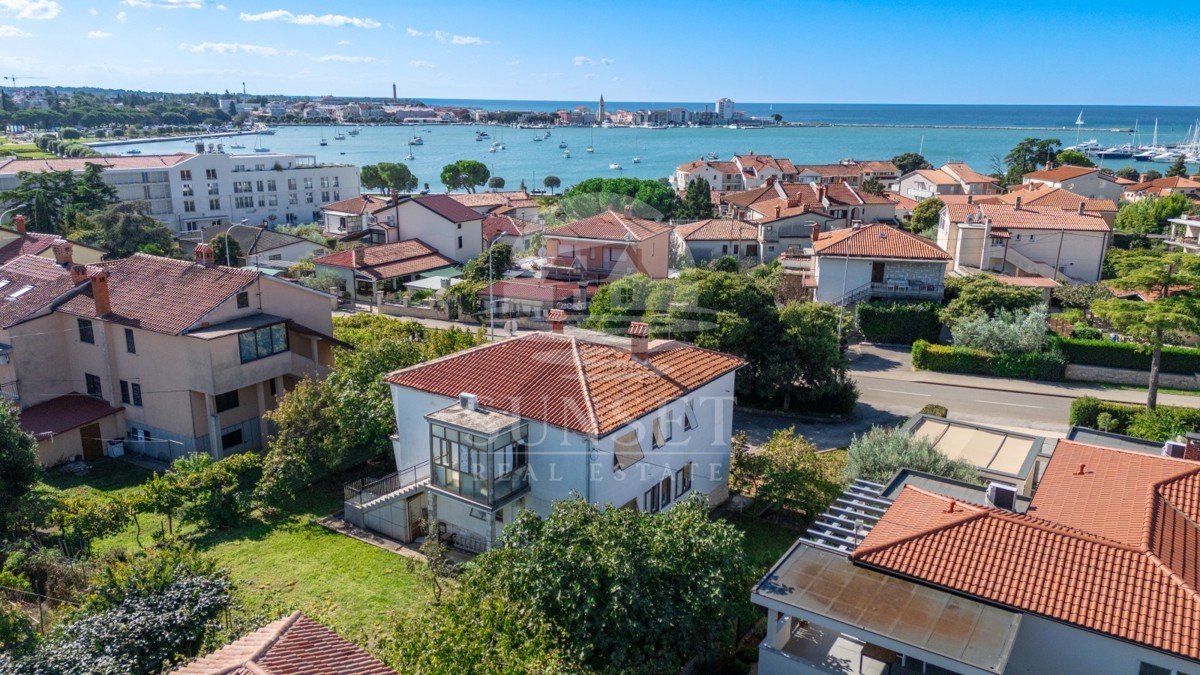 SAMOSTOJNA HIŠA LE 300 METROV OD PLAŽE