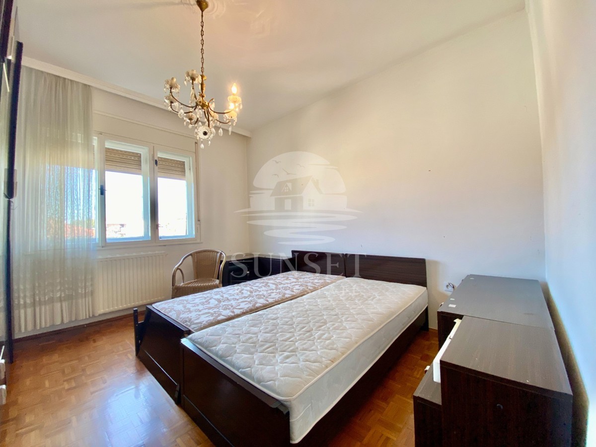 SAMOSTOJNA HIŠA LE 300 METROV OD PLAŽE