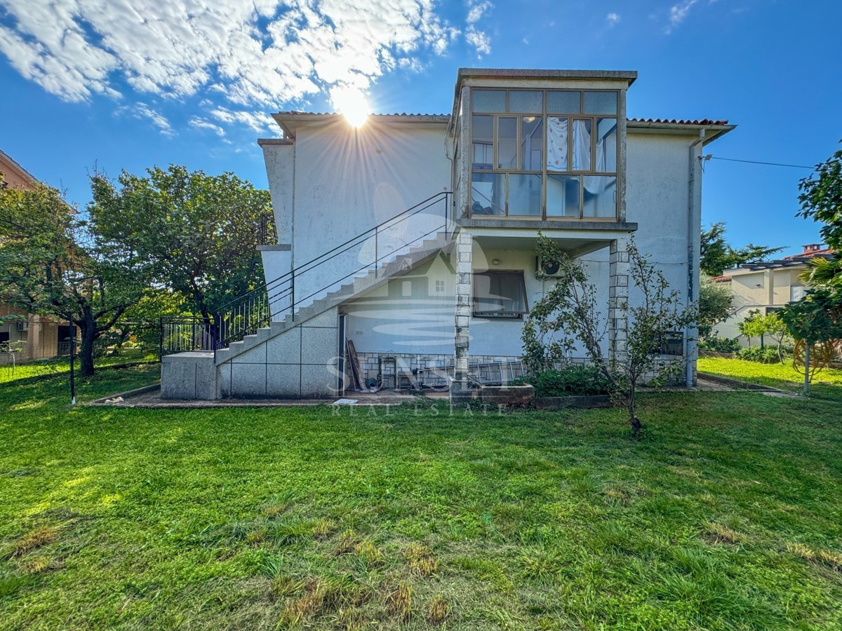 SAMOSTOJNA HIŠA LE 300 METROV OD PLAŽE