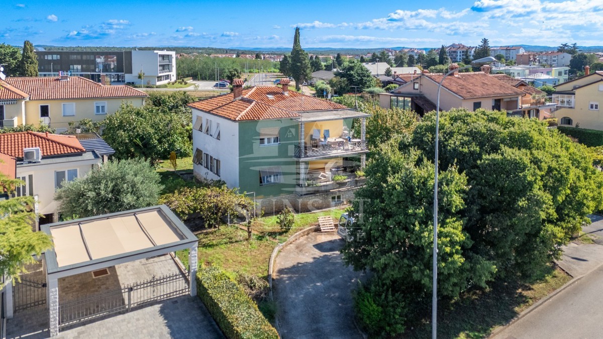 SAMOSTOJNA HIŠA LE 300 METROV OD PLAŽE