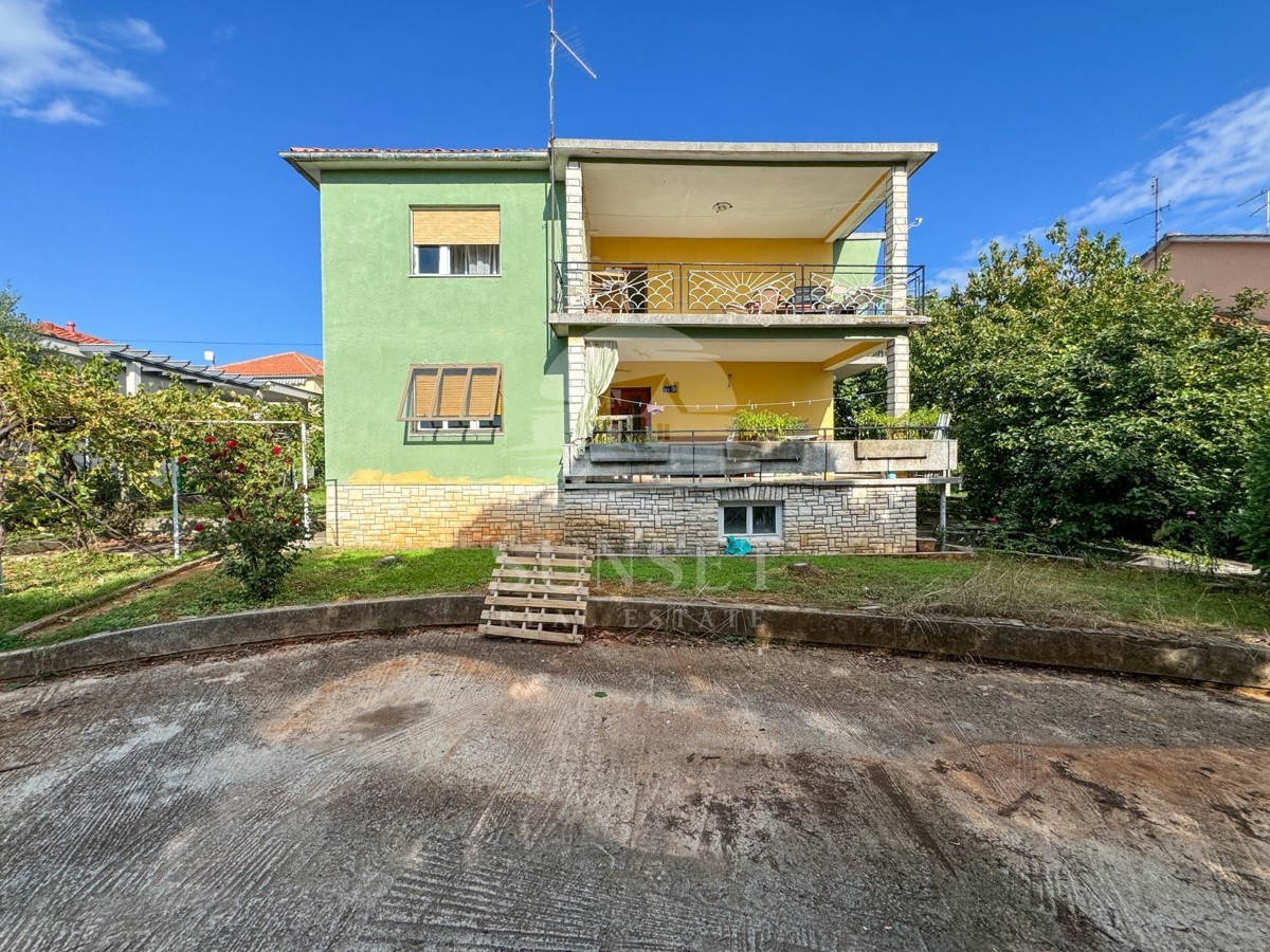 SAMOSTOJNA HIŠA LE 300 METROV OD PLAŽE