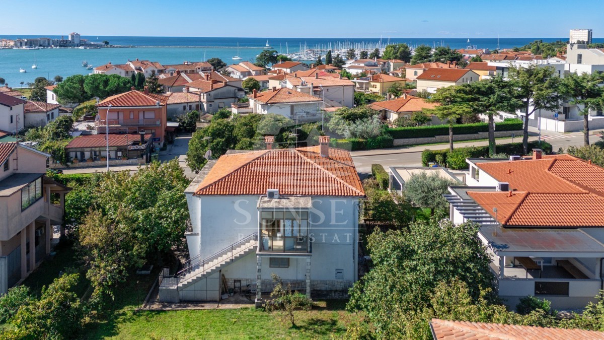 SAMOSTOJNA HIŠA LE 300 METROV OD PLAŽE