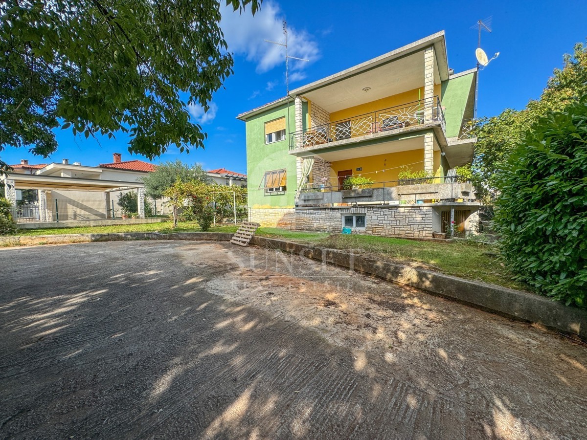 SAMOSTOJNA HIŠA LE 300 METROV OD PLAŽE