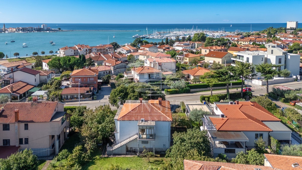 SAMOSTOJNA HIŠA LE 300 METROV OD PLAŽE