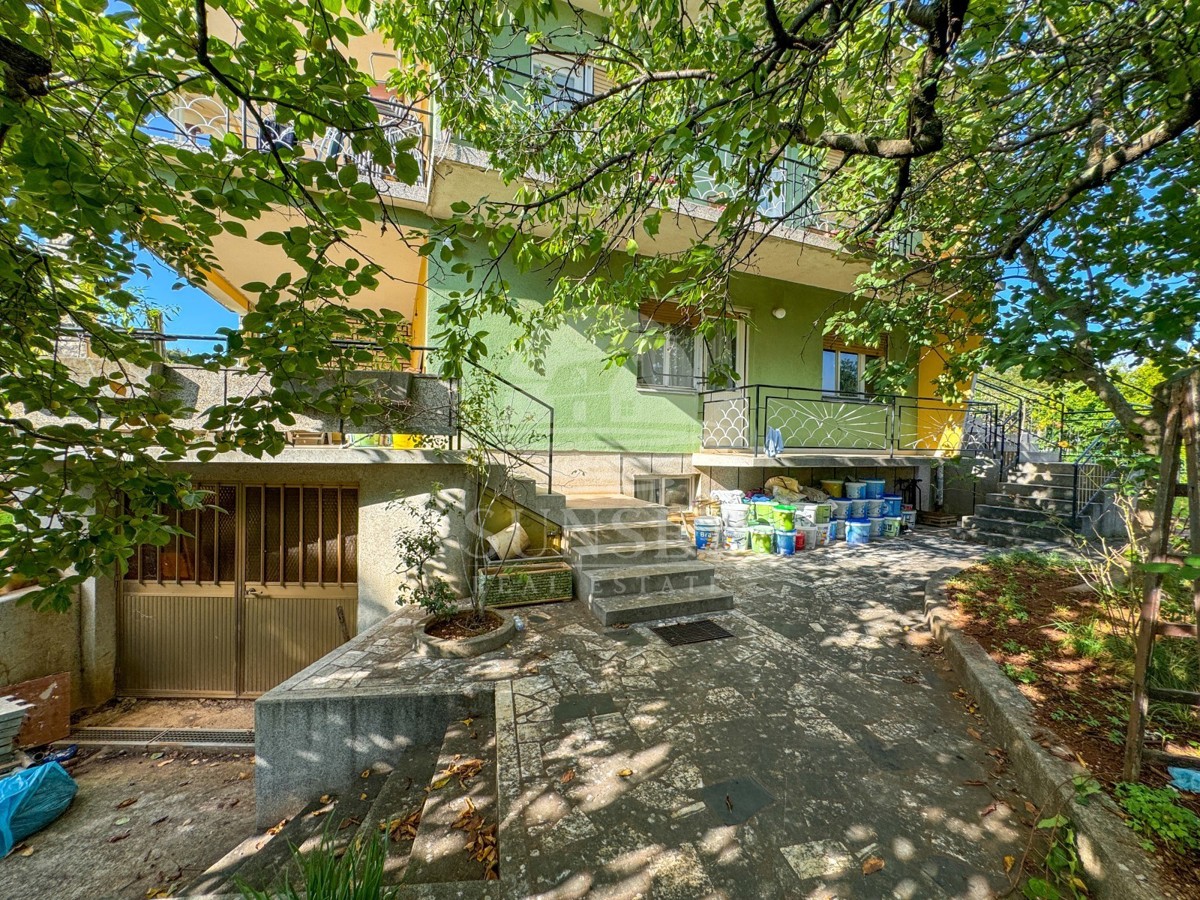 SAMOSTOJNA HIŠA LE 300 METROV OD PLAŽE