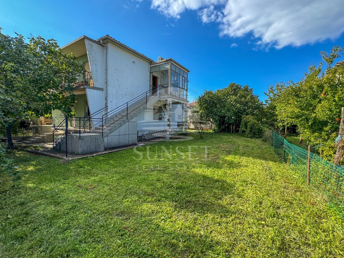 SAMOSTOJNA HIŠA LE 300 METROV OD PLAŽE