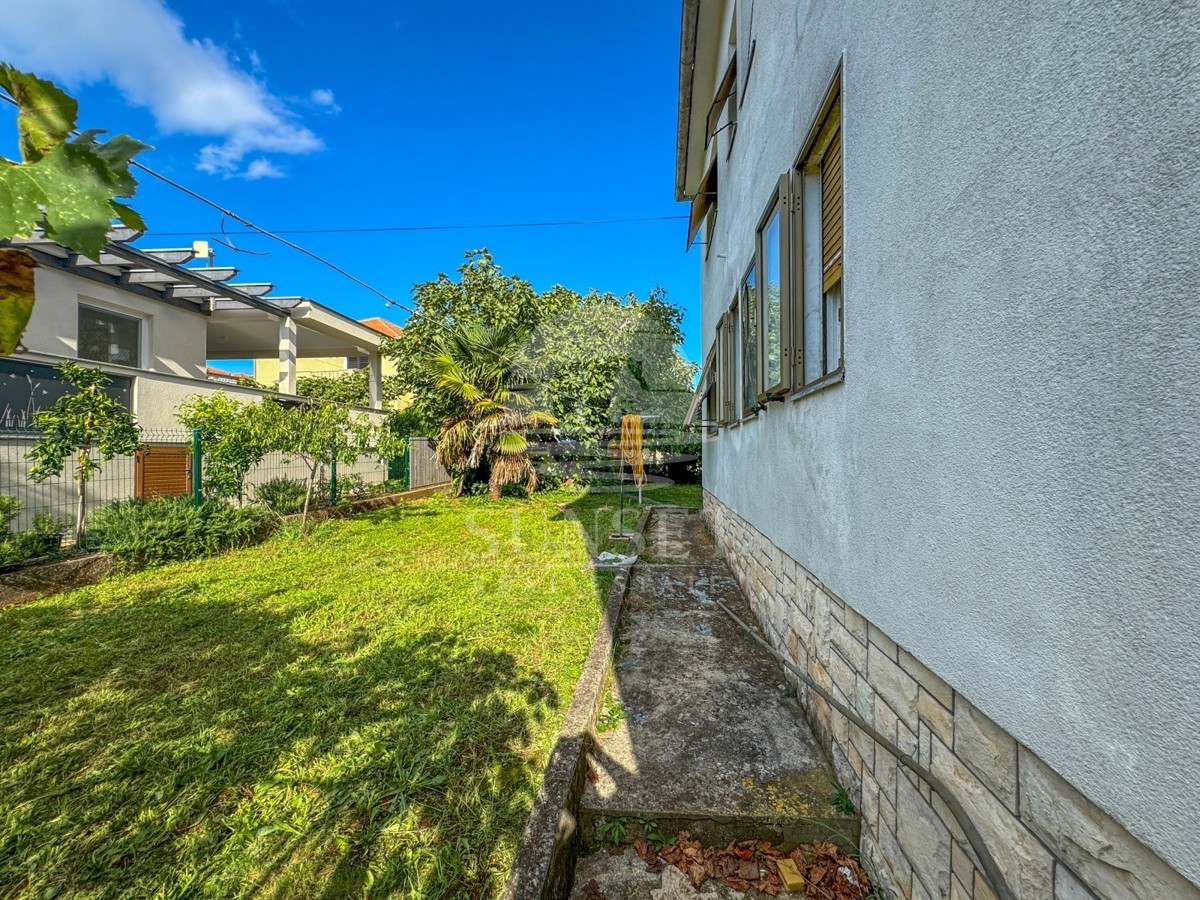 SAMOSTOJNA HIŠA LE 300 METROV OD PLAŽE