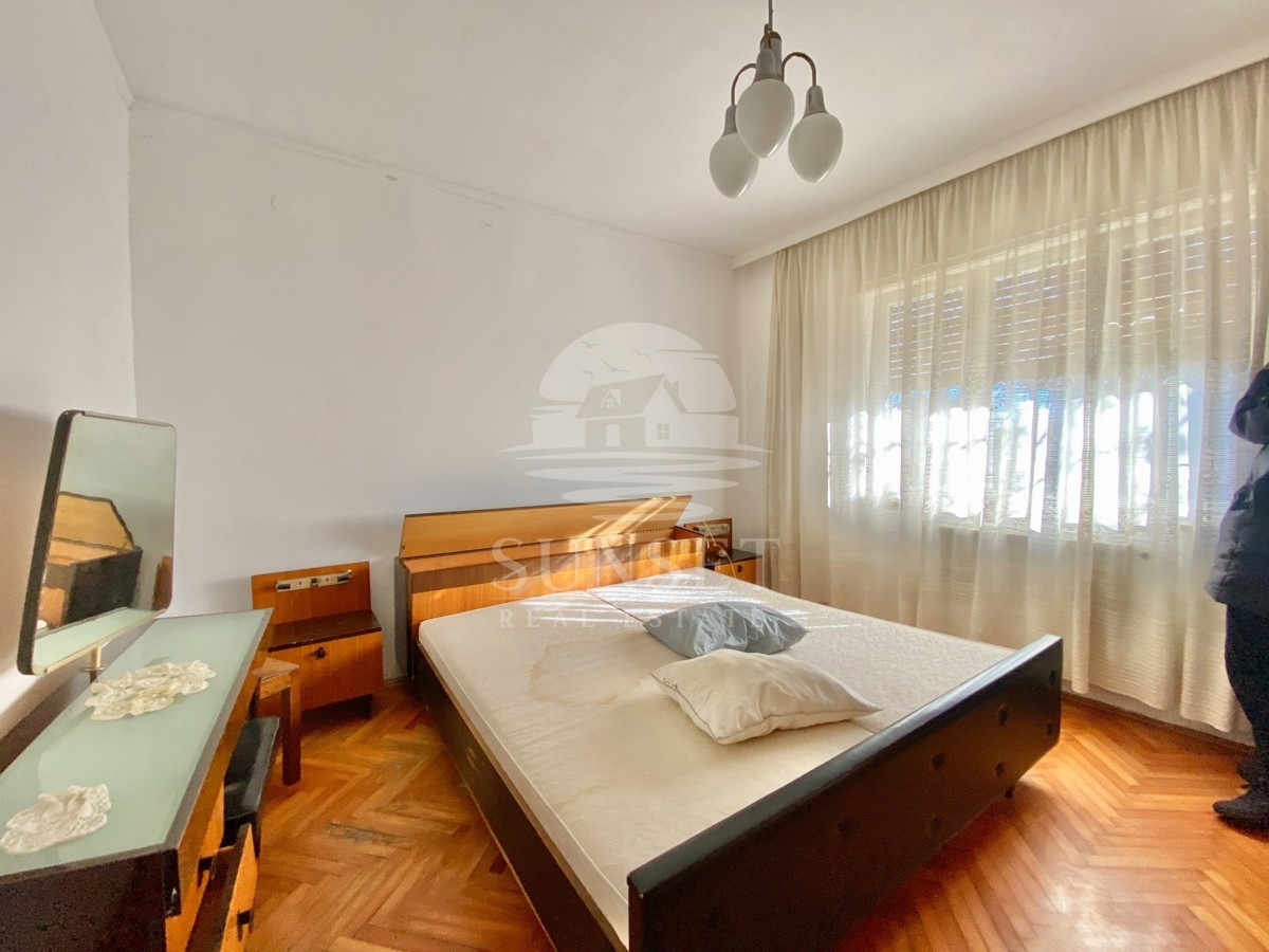 SAMOSTOJNA HIŠA LE 300 METROV OD PLAŽE