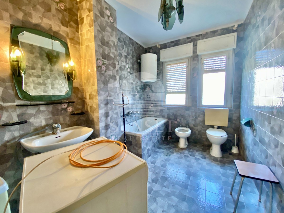 SAMOSTOJNA HIŠA LE 300 METROV OD PLAŽE