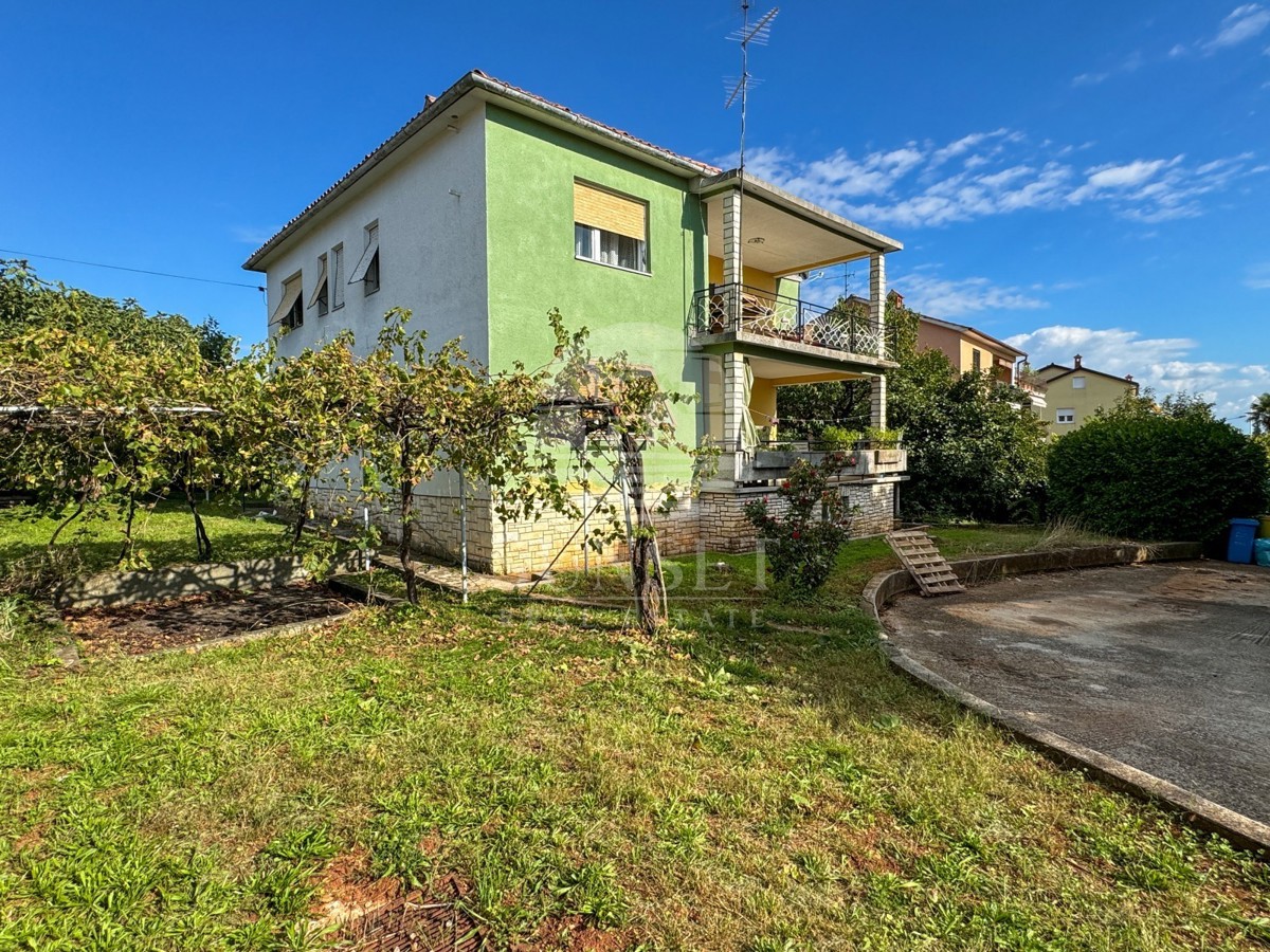 SAMOSTOJNA HIŠA LE 300 METROV OD PLAŽE